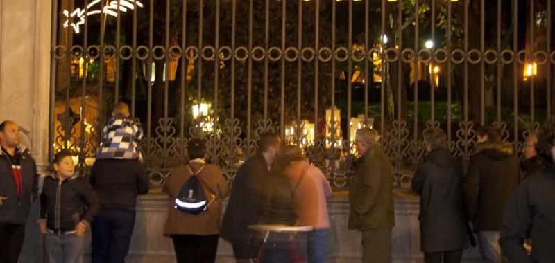 Varias personas se asoman al patio del Cuartel General del Ejército para ver su Belén